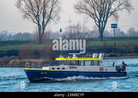 Bateau de la police des eaux, WSP 12, de Duisburg, patrouille, derrière la tour de refroidissement de la centrale à charbon Duisburg-Walsum, exploitée par STEAG et Banque D'Images