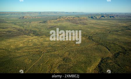 Vue aérienne grand angle au-dessus des plaines et collines panoramiques au croisement de la route de la rivière Gibb près de Kununurra, Australie occidentale Banque D'Images