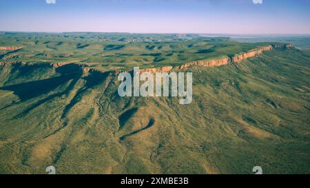 Vue aérienne sur les falaises de la chaîne Cockburn près de Kununurra, Australie occidentale Banque D'Images