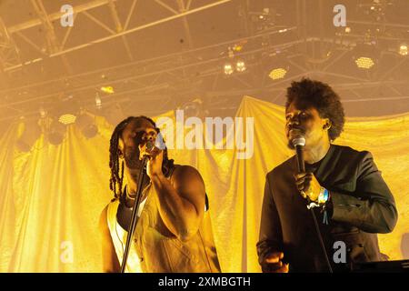 Charlton Park, Malmesbury, Wiltshire, Royaume-Uni. 26 juillet 2024. Festival WOMAD 2024. Les festivaliers ont eu droit à une pléthore de musiques du monde vendredi, avec des artistes comme Mariam et Amadou, ainsi que Young Fathers et Moonchild Sennelly. Le temps était parfait avec sunhine tout au long de la journée. Crédit : Natasha Quarmby/Alamy Live News Banque D'Images