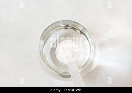 Oxyde ou sulfate de magnésium en poudre dans une cuillère à médicament, groupe de médicaments hydrosolubles Banque D'Images