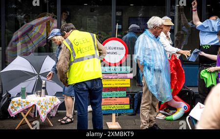 MAASTRICHT - des manifestants de la rébellion extinction protestent devant l'entrée de l'aéroport de Maastricht-Aix-la-Chapelle. Les militants réclament un traité sur les combustibles fossiles. ANP ROB ENGELAAR netherlands Out - belgique Out Credit : ANP/Alamy Live News Banque D'Images