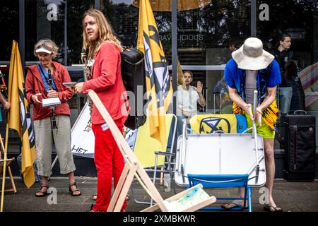 MAASTRICHT - des manifestants de la rébellion extinction protestent devant l'entrée de l'aéroport de Maastricht-Aix-la-Chapelle. Les militants réclament un traité sur les combustibles fossiles. ANP ROB ENGELAAR netherlands Out - belgique Out Credit : ANP/Alamy Live News Banque D'Images