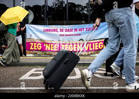 MAASTRICHT - des manifestants de la rébellion extinction protestent devant l'entrée de l'aéroport de Maastricht-Aix-la-Chapelle. Les militants réclament un traité sur les combustibles fossiles. ANP ROB ENGELAAR netherlands Out - belgique Out Credit : ANP/Alamy Live News Banque D'Images