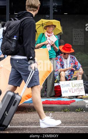 MAASTRICHT - des manifestants de la rébellion extinction protestent devant l'entrée de l'aéroport de Maastricht-Aix-la-Chapelle. Les militants réclament un traité sur les combustibles fossiles. ANP ROB ENGELAAR netherlands Out - belgique Out Credit : ANP/Alamy Live News Banque D'Images