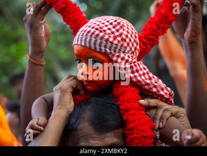 Garçon dévot hindou couvert de couleur orange au festival Lal Kach, Division de Dhaka, Munshiganj Sadar, Bangladesh Banque D'Images