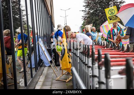 MAASTRICHT - des manifestants de la rébellion extinction protestent devant l'entrée de l'aéroport de Maastricht-Aix-la-Chapelle. Les militants réclament un traité sur les combustibles fossiles. ANP ROB ENGELAAR netherlands Out - belgique Out Credit : ANP/Alamy Live News Banque D'Images