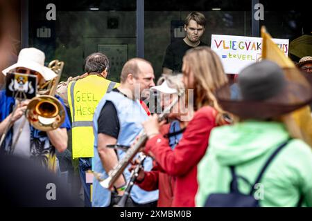 MAASTRICHT - des manifestants de la rébellion extinction protestent devant l'entrée de l'aéroport de Maastricht-Aix-la-Chapelle. Les militants réclament un traité sur les combustibles fossiles. ANP ROB ENGELAAR netherlands Out - belgique Out Credit : ANP/Alamy Live News Banque D'Images