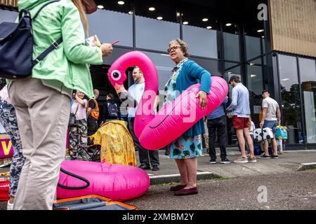 MAASTRICHT - des manifestants de la rébellion extinction protestent devant l'entrée de l'aéroport de Maastricht-Aix-la-Chapelle. Les militants réclament un traité sur les combustibles fossiles. ANP ROB ENGELAAR netherlands Out - belgique Out Credit : ANP/Alamy Live News Banque D'Images