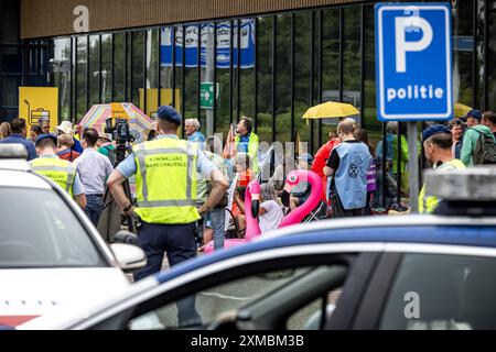 MAASTRICHT - des manifestants de la rébellion extinction protestent devant l'entrée de l'aéroport de Maastricht-Aix-la-Chapelle. Les militants réclament un traité sur les combustibles fossiles. ANP ROB ENGELAAR netherlands Out - belgique Out Credit : ANP/Alamy Live News Banque D'Images