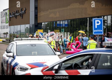 MAASTRICHT - des manifestants de la rébellion extinction protestent devant l'entrée de l'aéroport de Maastricht-Aix-la-Chapelle. Les militants réclament un traité sur les combustibles fossiles. ANP ROB ENGELAAR netherlands Out - belgique Out Credit : ANP/Alamy Live News Banque D'Images