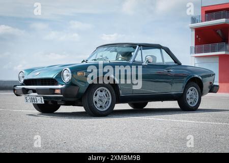 Los Arcos, Espagne - 25 mai 2024 : Fiat 124 Sport Spider Banque D'Images