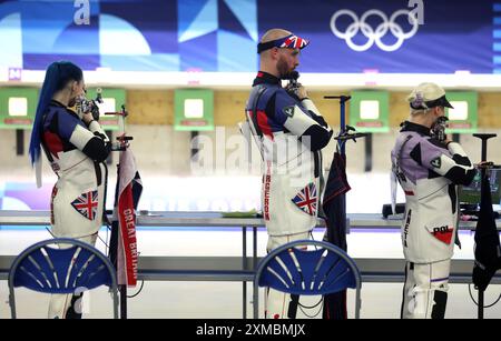 Les britanniques Seonaid McIntosh et Michael Bargeron lors de la qualification par équipe mixte 10m Air Rifle au Centre de tir de Châteauroux le premier jour des Jeux Olympiques de Paris 2024 en France. Date de la photo : samedi 27 juillet 2024. Banque D'Images