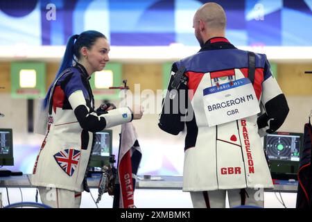 Les britanniques Seonaid McIntosh et Michael Bargeron lors de la qualification par équipe mixte 10m Air Rifle au Centre de tir de Châteauroux le premier jour des Jeux Olympiques de Paris 2024 en France. Date de la photo : samedi 27 juillet 2024. Banque D'Images