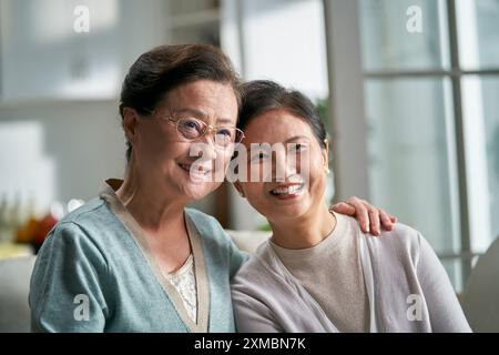 portrait de deux femmes asiatiques âgées assis sur le canapé à la maison heureux et souriant Banque D'Images