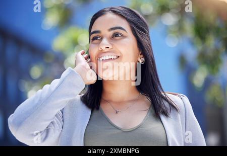 Voyage, pensée et femme d'affaires en ville pour le trajet, l'occasion ou la planification de la pause déjeuner. Sourire, employé professionnel et indien en pensée pour Banque D'Images