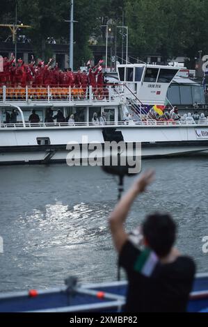 Paris, France. 26 juillet 2024. Les fans assistent à la cérémonie d'ouverture des Jeux Olympiques Paris 2024 sur les quais de Seine à Paris le 26 juillet 2024. Photo de Firas Abdullah/ABACAPRESS. COM Credit : Abaca Press/Alamy Live News Banque D'Images