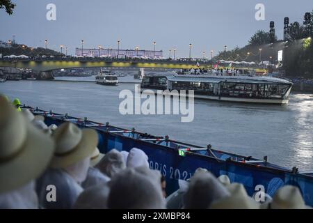 Paris, France. 26 juillet 2024. Les fans assistent à la cérémonie d'ouverture des Jeux Olympiques Paris 2024 sur les quais de Seine à Paris le 26 juillet 2024. Photo de Firas Abdullah/ABACAPRESS. COM Credit : Abaca Press/Alamy Live News Banque D'Images