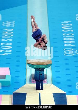 Harry Hepworth, de Grande-Bretagne, se produit sur The Vault lors de la gymnastique artistique, qualification masculine à la Bercy Arena le premier jour des Jeux Olympiques de Paris 2024 en France. Date de la photo : samedi 27 juillet 2024. Banque D'Images