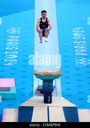 Harry Hepworth, de Grande-Bretagne, se produit sur The Vault lors de la gymnastique artistique, qualification masculine à la Bercy Arena le premier jour des Jeux Olympiques de Paris 2024 en France. Date de la photo : samedi 27 juillet 2024. Banque D'Images