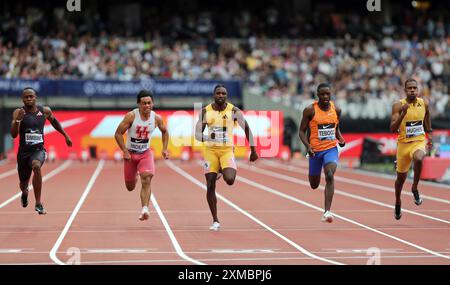 Akani SIMBINE (Afrique du Sud), Louie HINCHLIFFE (Grande-Bretagne), Noah LYLES (États-Unis d'Amérique), Letsile TEBOGO (Botswana), Zharnel HUGHES (Grande-Bretagne), franchissant la ligne d'arrivée de la finale du 100 m masculin en 2024, IAAF Diamond League, London Stadium, Queen Elizabeth Olympic Park, Stratford, Londres, Royaume-Uni. Banque D'Images