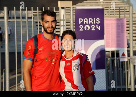 Peuple de la République du Paraguay. Fans du Paraguay pendant les Jeux Olympiques de Paris 2024. Sortie du match de football masculin Japon-Paraguay (score : Japon 5 Banque D'Images