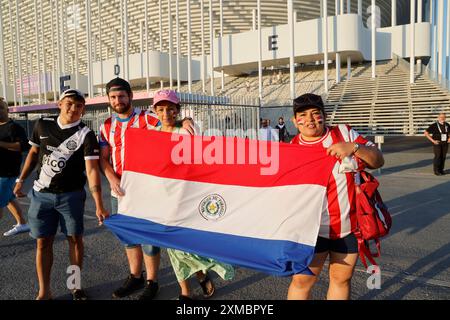 Peuple de la République du Paraguay. Fans du Paraguay pendant les Jeux Olympiques de Paris 2024. Sortie du match de football masculin Japon-Paraguay (score : Japon 5 Banque D'Images