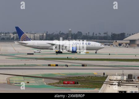 N215UA United Airlines Boeing 777-222 AM Aéroport International de Los Angeles LAX / KLAX Los Angeles, Kalifornien, USA, Vereinigte Staaten von Amerika, 17.02.2024 *** N215UA United Airlines Boeing 777 222 at Los Angeles International Airport LAX KLAX Los Angeles, California, USA, Etats-Unis d'Amérique, 17 02 2024 Banque D'Images