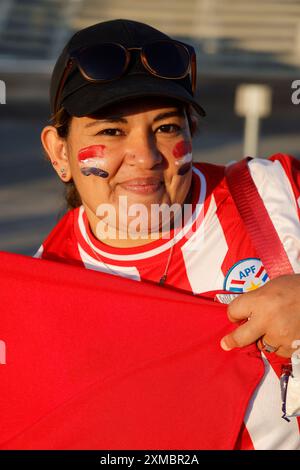 Peuple de la République du Paraguay. Fans du Paraguay pendant les Jeux Olympiques de Paris 2024. Sortie du match de football masculin Japon-Paraguay (score : Japon 5 Banque D'Images