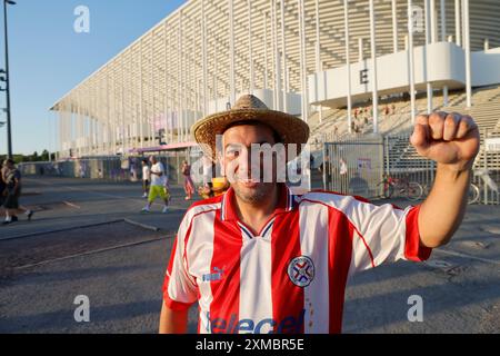 Peuple de la République du Paraguay. Fans du Paraguay pendant les Jeux Olympiques de Paris 2024. Sortie du match de football masculin Japon-Paraguay (score : Japon 5 Banque D'Images