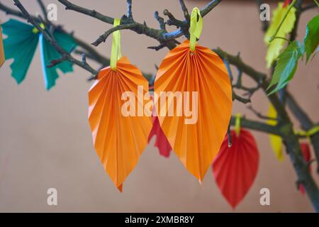 accroché à un arbre fait de feuilles de papier pour la composition d'automne Banque D'Images