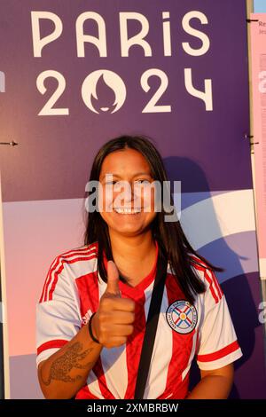 Peuple de la République du Paraguay. Fans du Paraguay pendant les Jeux Olympiques de Paris 2024. Sortie du match de football masculin Japon-Paraguay (score : Japon 5 Banque D'Images