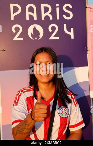 Peuple de la République du Paraguay. Fans du Paraguay pendant les Jeux Olympiques de Paris 2024. Sortie du match de football masculin Japon-Paraguay (score : Japon 5 Banque D'Images