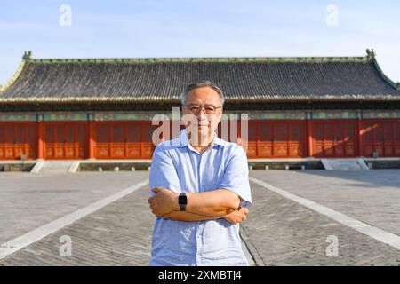 (240727) -- PÉKIN, 27 juillet 2024 (Xinhua) -- LYU Zhou est photographié devant l'autel du Dieu de l'Agriculture à Pékin, capitale de la Chine, le 18 juin 2024. Lyu Zhou est le chef de groupe pour la compilation de textes sur l'équipe de candidature du patrimoine mondial de l'axe central de Pékin et directeur du Centre national du patrimoine de l'Université Tsinghua. Lyu et son équipe se sont consacrés à expliquer au monde entier la valeur patrimoniale unique de l'axe central de Pékin - un ensemble de bâtiments présentant l'ordre idéal de la capitale chinoise. À sa grande joie, l'organe des Nations Unies pour l'éducation, la science et la culture Banque D'Images