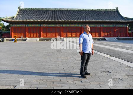 (240727) -- PÉKIN, 27 juillet 2024 (Xinhua) -- LYU Zhou est photographié devant l'autel du Dieu de l'Agriculture à Pékin, capitale de la Chine, le 18 juin 2024. Lyu Zhou est le chef de groupe pour la compilation de textes sur l'équipe de candidature du patrimoine mondial de l'axe central de Pékin et directeur du Centre national du patrimoine de l'Université Tsinghua. Lyu et son équipe se sont consacrés à expliquer au monde entier la valeur patrimoniale unique de l'axe central de Pékin - un ensemble de bâtiments présentant l'ordre idéal de la capitale chinoise. À sa grande joie, l'organe des Nations Unies pour l'éducation, la science et la culture Banque D'Images