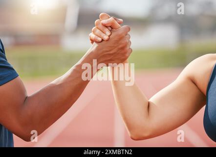 Équipe sportive, poignée de main et athlètes sur la piste pour le fitness, l'exercice et la motivation pour l'entraînement. Les gens, le respect et le soutien dans la compétition en plein air Banque D'Images