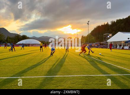 Rottach Egern, Allemagne. 24 juillet 2024. Stade au coucher du soleil lors du match amical FC ROTTACH-EGERN - FC BAYERN Muenchen 1-14 dans le camp d'entraînement au Stadion am Birkenmoos, 1.Ligue allemande de football, à Rottach-Egern, Tegernsee, 24 juillet, saison 2024 2024/2025, FCB, photographe : ddp images/STAR-images crédit : ddp Media GmbH/Alamy Live News Banque D'Images