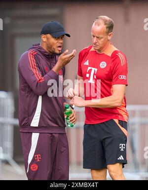 Entraîneur Vincent Kompany (FCB), chef d'équipe, entraîneur, entraîneur, médecin de l'équipe du FCB reçoit une tablette du Dr Jochen HAHNE, au match amical FC ROTTACH-EGERN - FC BAYERN München 1-14 dans le camp d'entraînement au Stadion am Birkenmoos, 1.Ligue allemande de football , à Rottach-Egern, Tegernsee, 24 juillet 2024 saison 2024/2025, FCB, photographe : Peter Schatz Banque D'Images