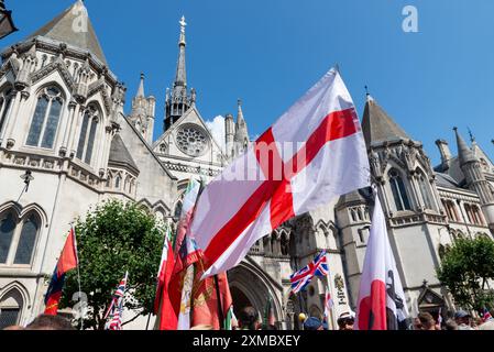 The Strand, Londres, Royaume-Uni. 27 juillet 2024. Les partisans de Tommy Robinson se rassemblent dans le Strand près des cours royales de justice pour une marche de protestation vers Trafalgar Square. Les thèmes de la manifestation incluent l'immigration, et une manifestation d'opposition organisée par Stand Up to Racism se dirige vers Whitehall, à proximité, avec 1000 policiers en service pour prévenir les affrontements Banque D'Images