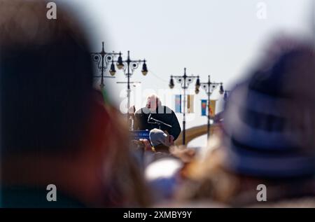 Cherchant la nomination présidentielle du Parti démocrate en 2016, le sénateur américain Bernie Sanders (indépendant, Vermont) s'adresse à un rassemblement à Coney Island, Brooklyn. Banque D'Images