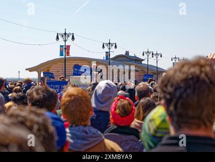 Cherchant la nomination présidentielle du Parti démocrate en 2016, le sénateur américain Bernie Sanders (indépendant, Vermont) s'adresse à un rassemblement à Coney Island, Brooklyn. Banque D'Images