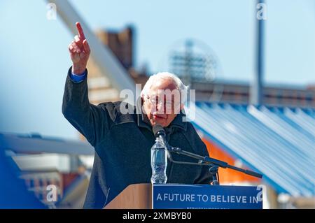 Cherchant la nomination présidentielle du Parti démocrate en 2016, le sénateur américain Bernie Sanders (indépendant, Vermont) s'adresse à un rassemblement à Coney Island, Brooklyn. Banque D'Images