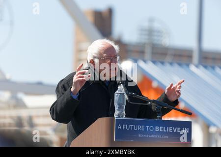 Cherchant la nomination présidentielle du Parti démocrate en 2016, le sénateur américain Bernie Sanders (indépendant, Vermont) s'adresse à un rassemblement à Coney Island, Brooklyn. Banque D'Images