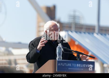 Cherchant la nomination présidentielle du Parti démocrate en 2016, le sénateur américain Bernie Sanders (indépendant, Vermont) s'adresse à un rassemblement à Coney Island, Brooklyn. Banque D'Images