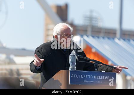 Cherchant la nomination présidentielle du Parti démocrate en 2016, le sénateur américain Bernie Sanders (indépendant, Vermont) s'adresse à un rassemblement à Coney Island, Brooklyn. Banque D'Images