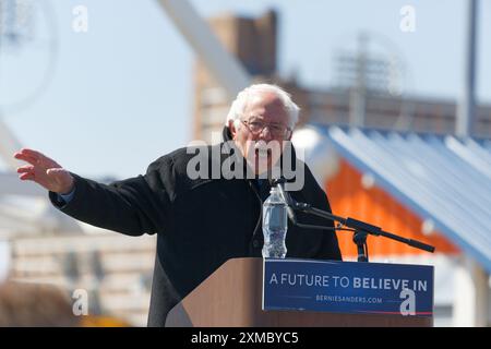 Cherchant la nomination présidentielle du Parti démocrate en 2016, le sénateur américain Bernie Sanders (indépendant, Vermont) s'adresse à un rassemblement à Coney Island, Brooklyn. Banque D'Images