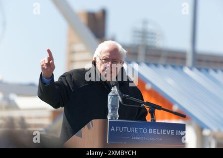 Cherchant la nomination présidentielle du Parti démocrate en 2016, le sénateur américain Bernie Sanders (indépendant, Vermont) s'adresse à un rassemblement à Coney Island, Brooklyn. Banque D'Images