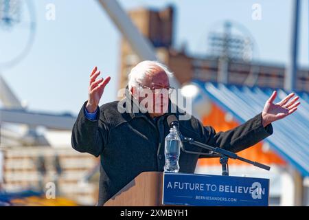 Cherchant la nomination présidentielle du Parti démocrate en 2016, le sénateur américain Bernie Sanders (indépendant, Vermont) s'adresse à un rassemblement à Coney Island, Brooklyn. Banque D'Images