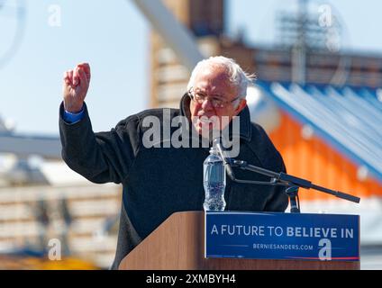 Cherchant la nomination présidentielle du Parti démocrate en 2016, le sénateur américain Bernie Sanders (indépendant, Vermont) s'adresse à un rassemblement à Coney Island, Brooklyn. Banque D'Images