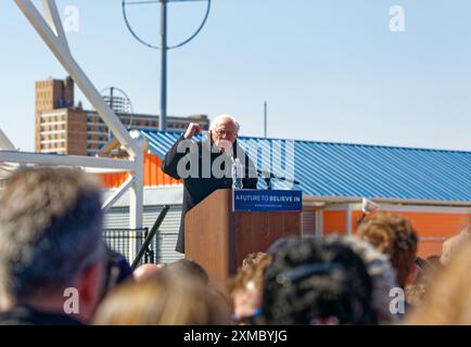 Cherchant la nomination présidentielle du Parti démocrate en 2016, le sénateur américain Bernie Sanders (indépendant, Vermont) s'adresse à un rassemblement à Coney Island, Brooklyn. Banque D'Images